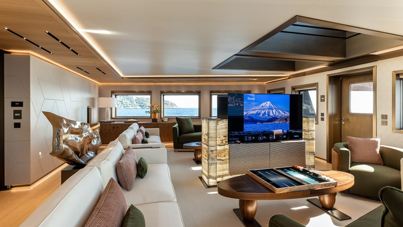 La Datcha expedition yacht