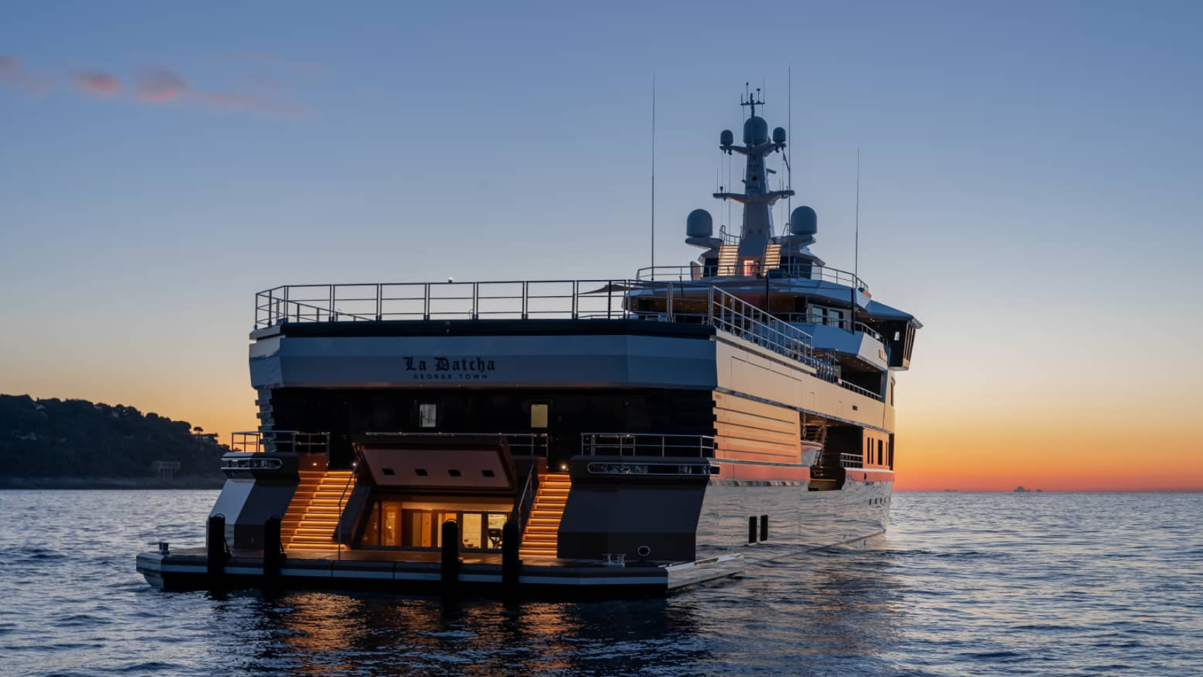 La Datcha expedition yacht
