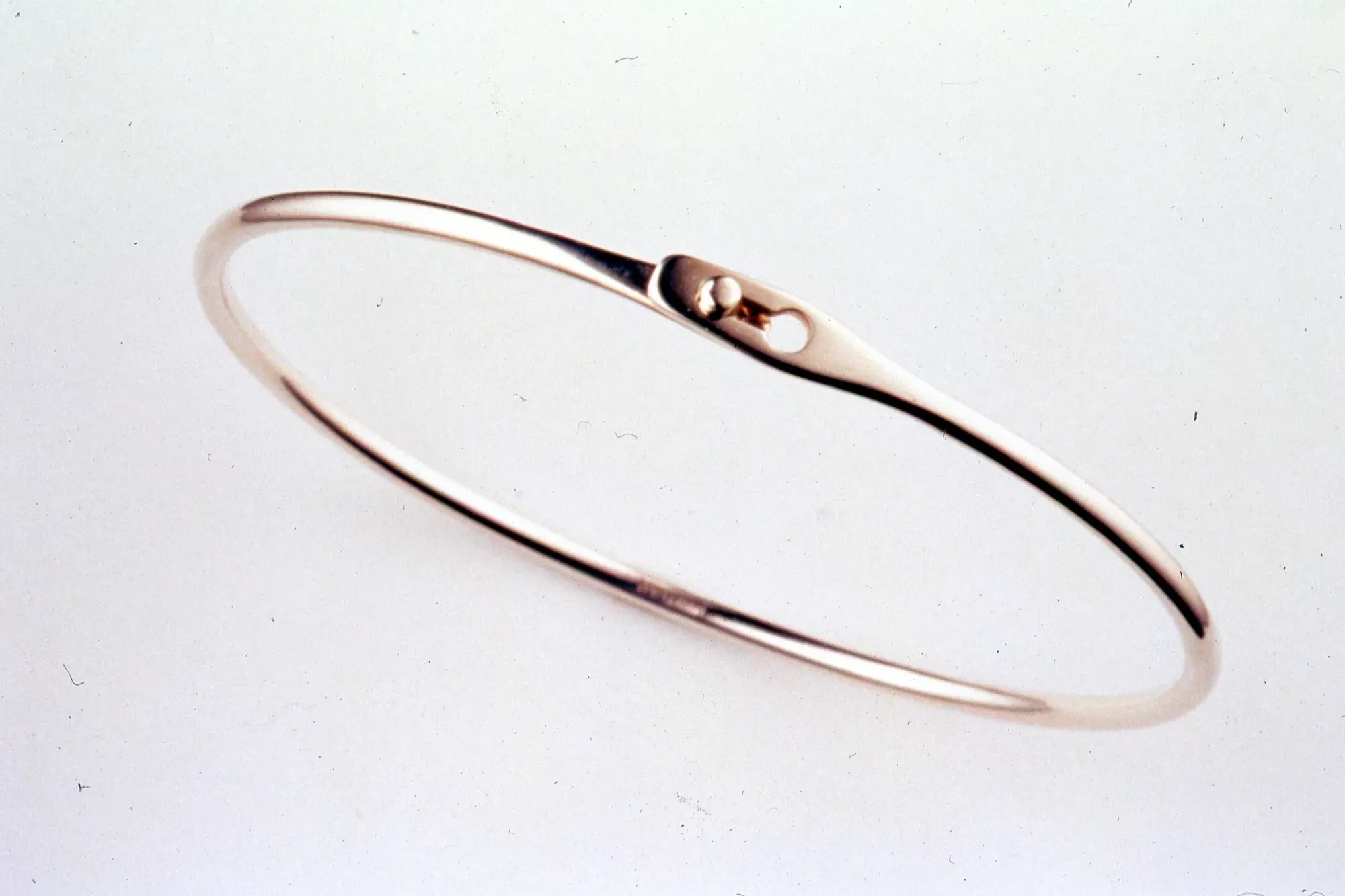 Serrure Jonc bracelet in white gold, 1970s.